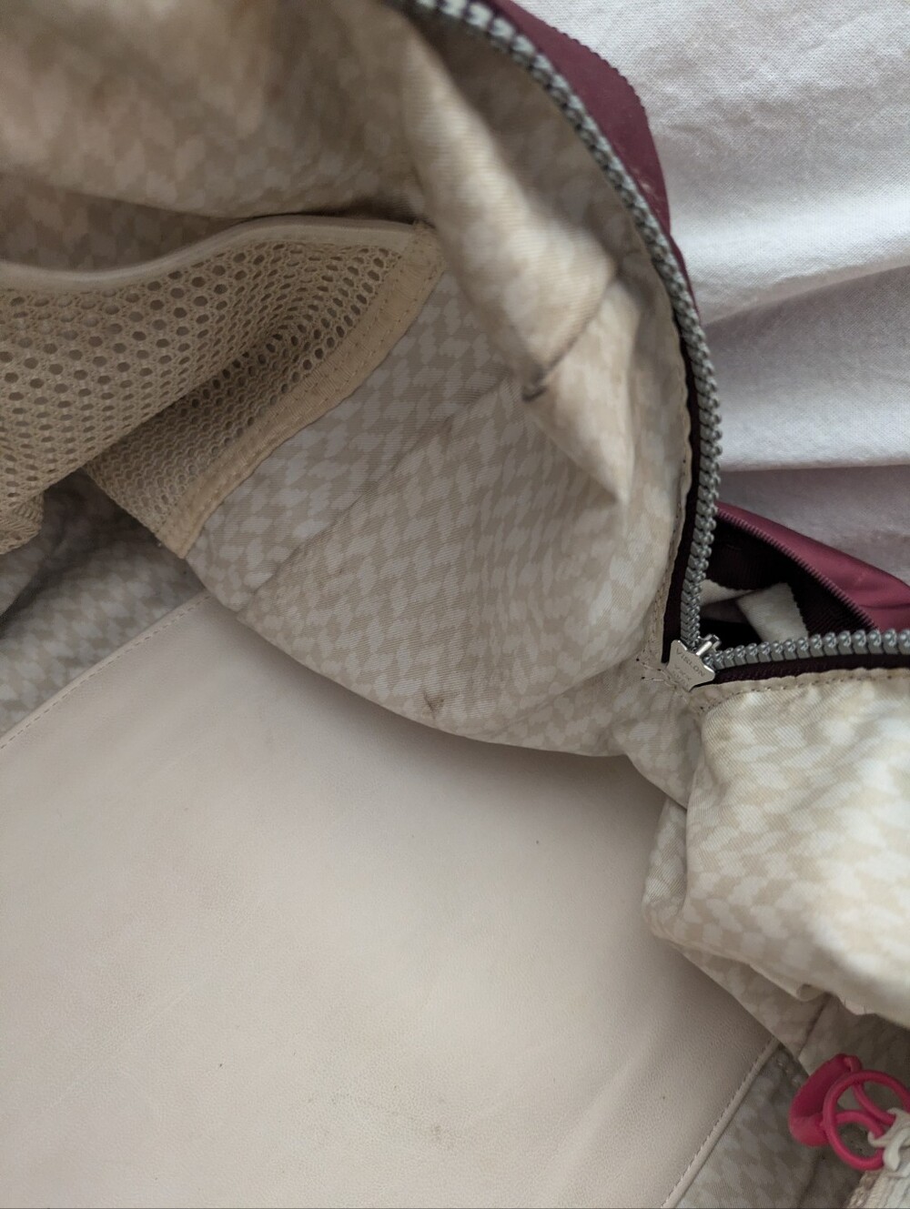 Lululemon Gym to Win Duffle Bag Burgundy Rare - Picture 11 of 13